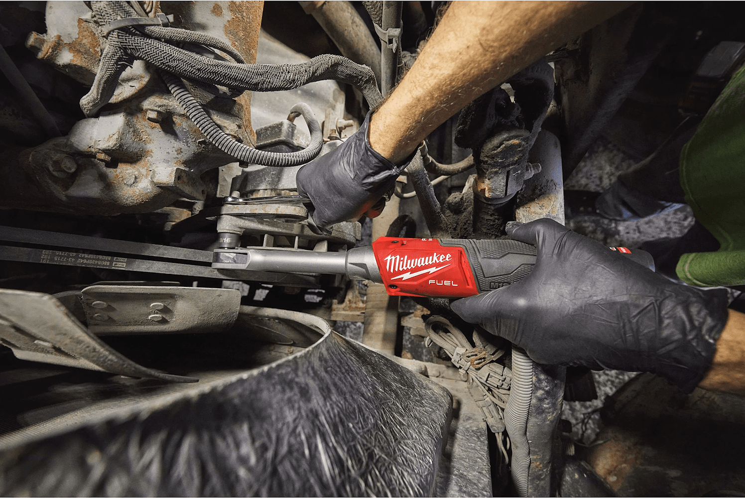Milwaukee M12 FUEL™ Akku-Durchgangsratsche M12 FPTR-0 trabajo 1